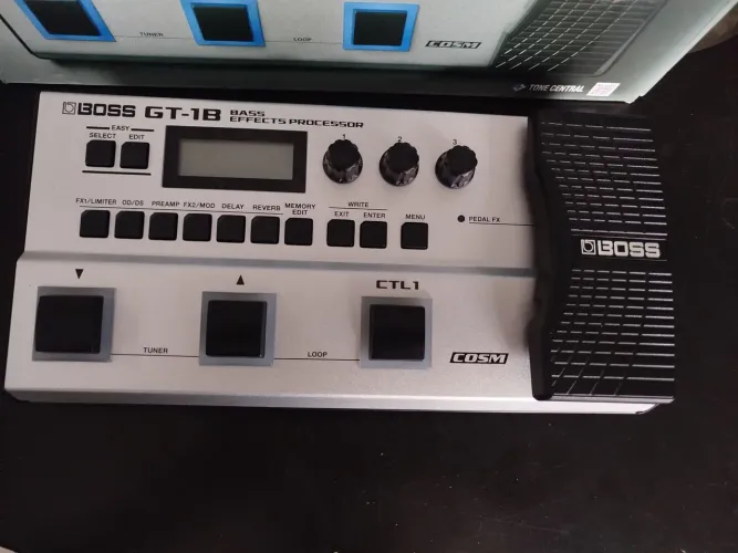 Pedaleira Boss GT1B para Baixo