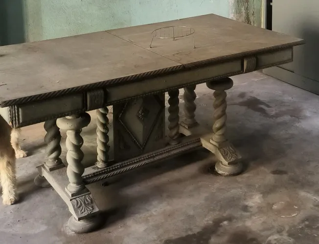 Mesa de madeira maciça com pés torneados em espiral