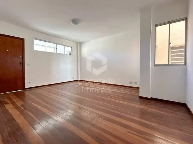 Apto de 03 quartos para locação no Caiçara!