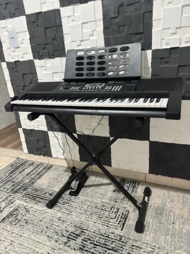 Teclado básico/intermediario com 61 teclas sensitivas