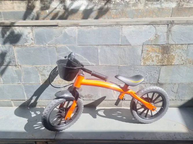 Bicicleta de equilíbrio Infantil com cestinha.