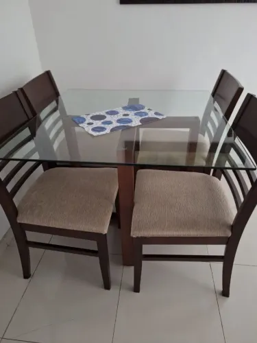 Jogo de mesa e cadeiras