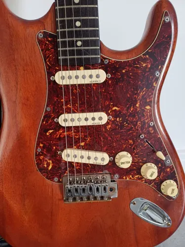 Guitarra de luthier + Zoom G1 Four + Meteoro ? kit completo