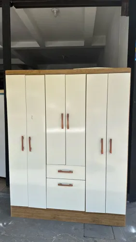 Guarda roupa 6 portas