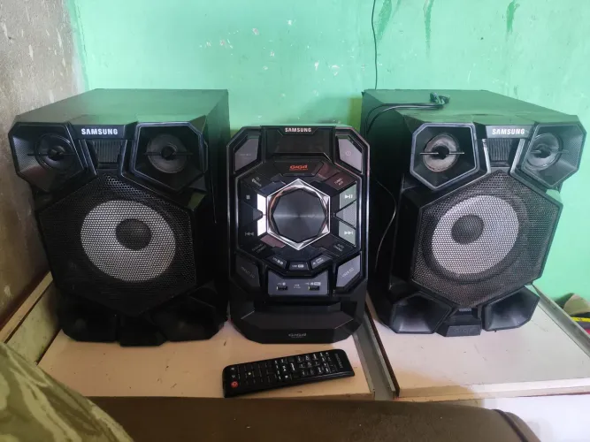 SOM SAMSUNG 500WATSS DE PONTECIA, PEGANDO BLUETOOTH 