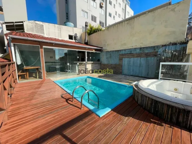 Casa para Alugar em Barreiros, São José - 4 Dormitórios