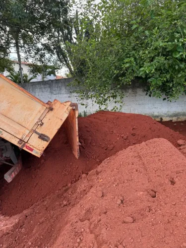 Terra vermelha para aterro