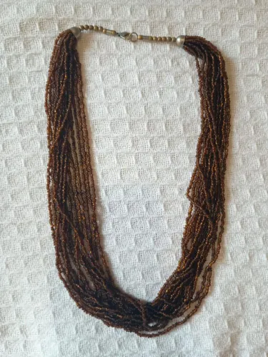 Colar marrom de miçangas