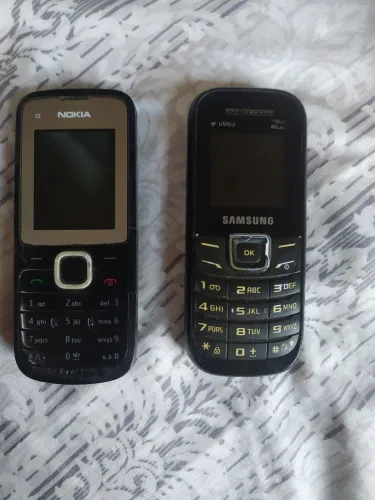 Dois celulares antigos por 80 reais 