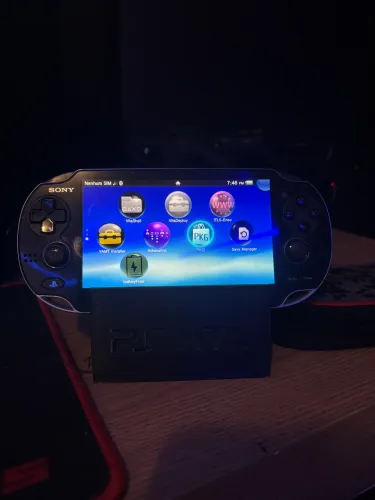 PS VITA OLED DESBLOQUEADO + CASE + SUPORTE DE MESA + CABO ORIGINAL + CARTÃO DE MEMÓRIA