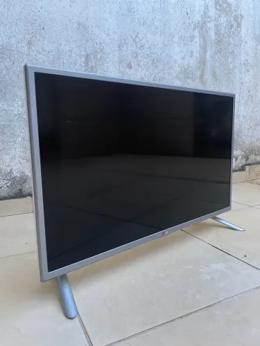 Vendo televisão com defeito