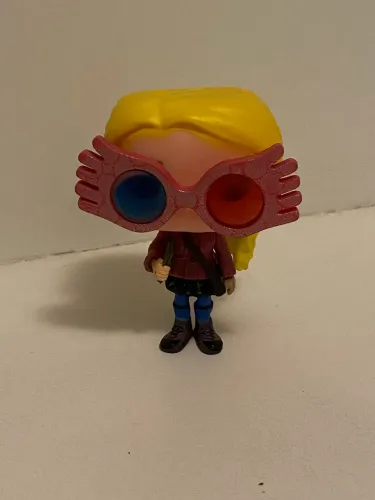 Funko Pop da personagem Luna Lovegood (versão com os óculos Spectrespecs).