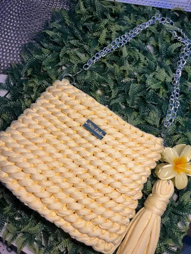 Bolsa feita a mão de fio de malha