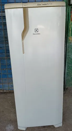 Vendo uma geladeira Eletrolux