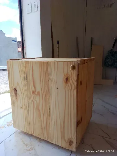 Armário pequeno de madeira