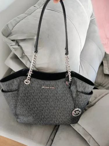 Bolsa Michael kors na cor preta com monograma da marca, novíssima,corretes prata, linda