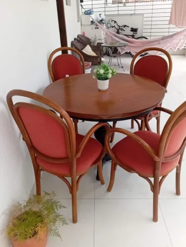Conjunto Mesa de madeira e ferro e 4 cadeiras