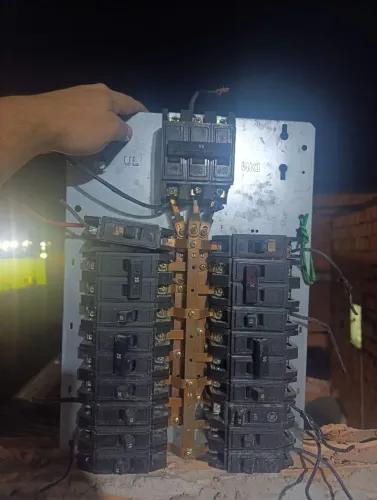 Vendo quadro de distribuição com 3 barramento em cobre e disjuntores