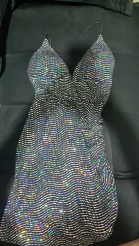 Vestido preto, com detalhes holográficos. Usado 1 vez