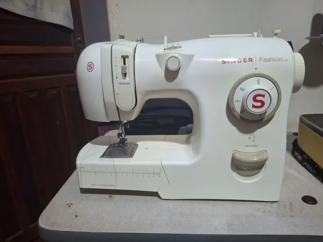 Vendo maquina Singer Fashion. Faz três pontinhos e casa de botão