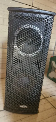 Caixa de som meio grave 300 W RMS.