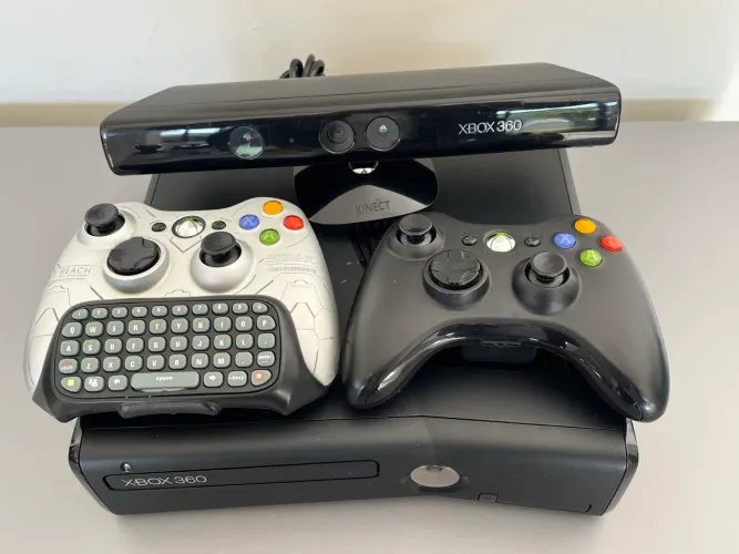 XBox 360 com vários jogos originais