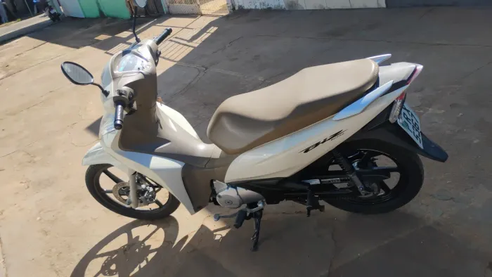 Moto toda original com 16500 km revisada as revisões feito honda *