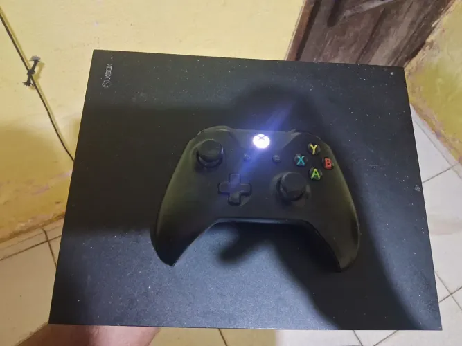 Xbox com defeito , nao quer liga , vai com 1 controle e com o jogo Red dead 