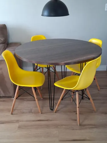 Mesa Redonda com 4 Cadeiras Estilo Eames