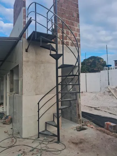 Escadas caracol(helicoidal) e reta para instalação rápida 