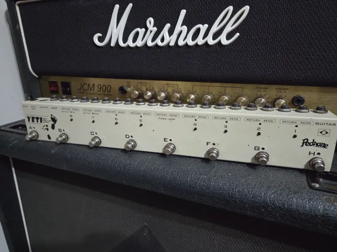Pedal sweetcher Pedrone Yeti com midi pedal