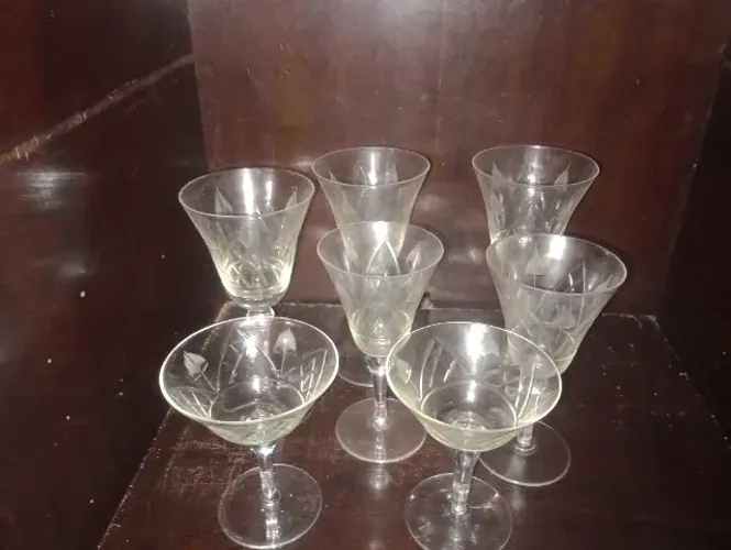 Conjunto de taças antigas de vidro lapidado