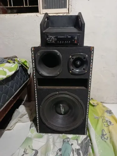 Vendo está caixa de som