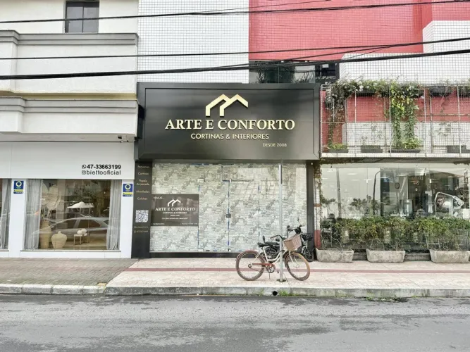 Sala Comercial à venda no Centro com 60m² Esquina com 3ª Avenida, Balneário Camboriú-SC