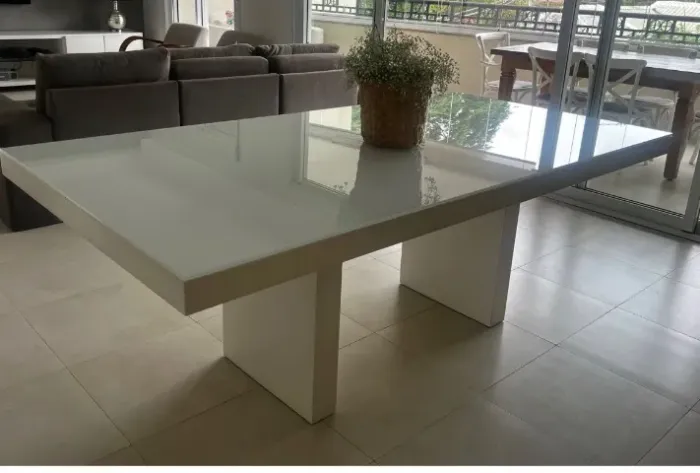 Mesa de sala de jantar retangular em laca branca 