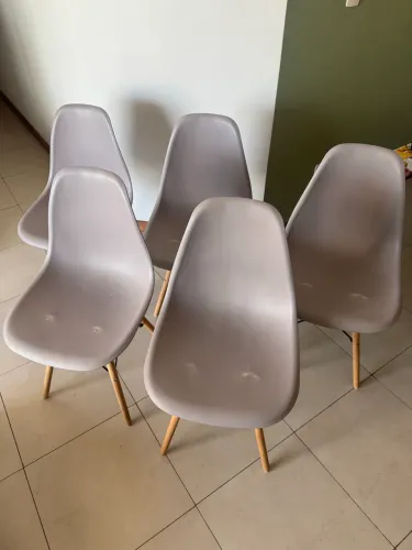 Conjunto 5 cadeiras modelo Charles Eames Eiffel Wood Base Madeira 