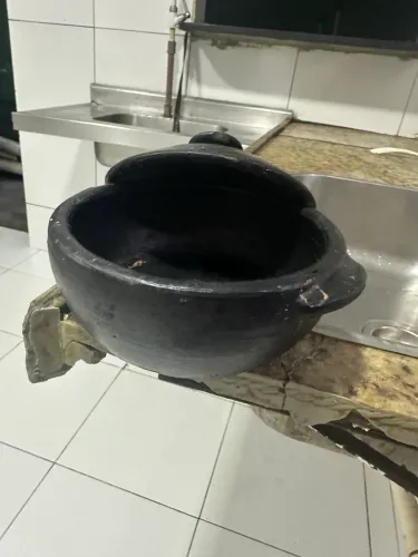 Panelas e tijela de barro preto.