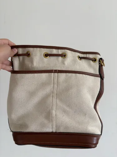 Bolsa de ombro com cordão e detalhes em couro