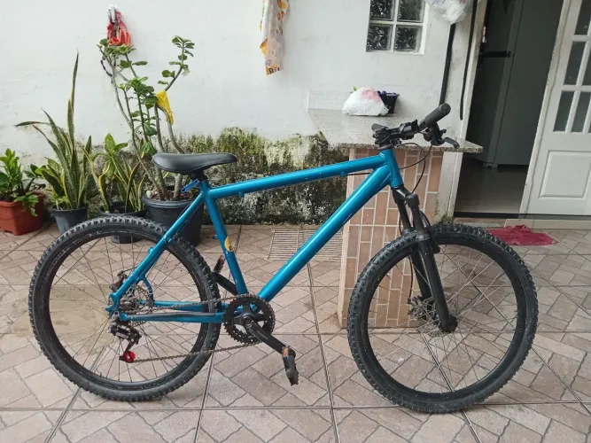Bicicleta de alumínio sem manchas