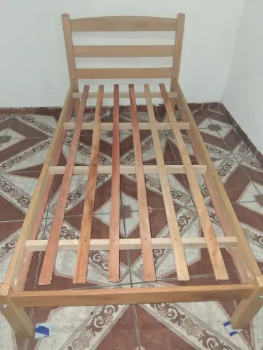 Cama e quadro de madeira