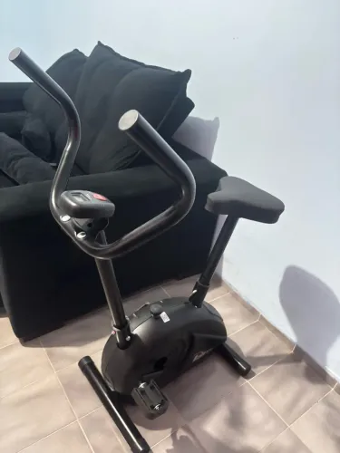 ? Bicicleta Ergométrica com Banco e Monitor Digital - Preta