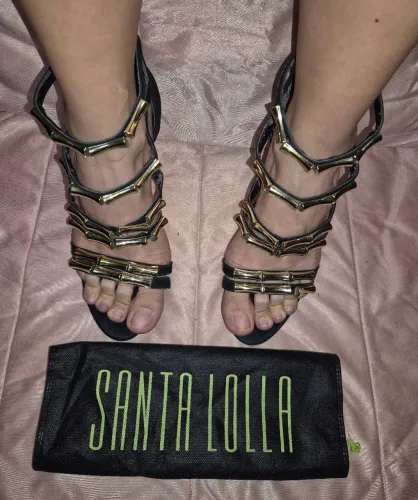 SANDÁLIA ALTA PRETA E DOURADA SANTA LOLLA - TAM. 39 - festa, artística, temática, rock