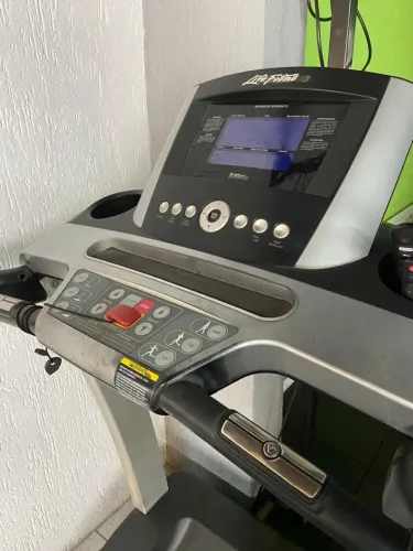 Esteira Life fitness
