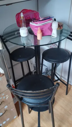 vidro e 3 cadeiras altas, na cor preta.