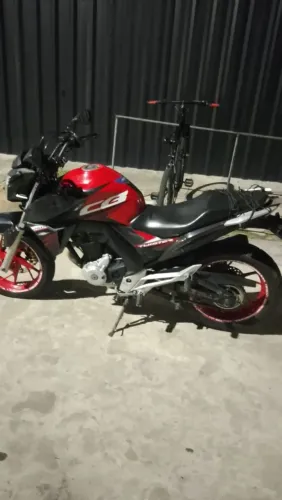 Vendo cb Twister 250f, emplacada, sem nenhuma pendência so transferir.