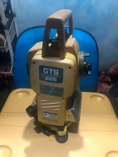 Estação total marca Topcon modelo GTS226
