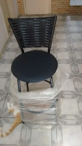 Banqueta alta medindo 70 cm de altura