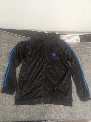 JAQUETA PRETA COM LISTRA AZUL DA ADIDAS COM ZÍPER