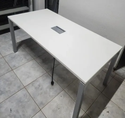 Mesa de Reunião com caixa de tomada embutida