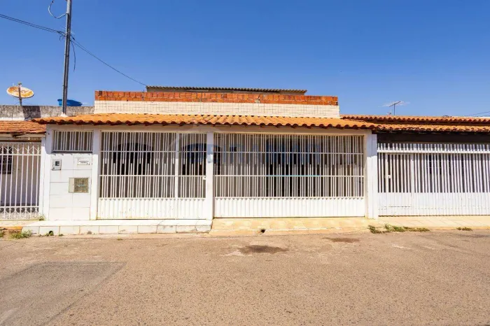 QNP 20 Casa na Laje de 3 Quartos sendo 1 Suíte com Vaga de Garagem Ceilândia Sul